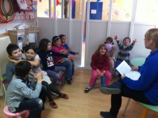Leyendo a los peques.jpg
